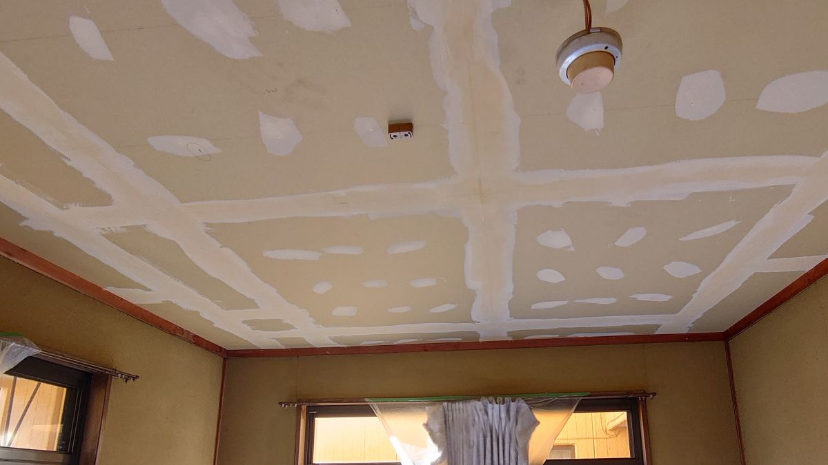 有限会社谷商店 和室天井にラミ天調クロスのクロス張り仕上げ工事 熊本市北区 有 谷商店 内装仕上げ施工 総合インテリア